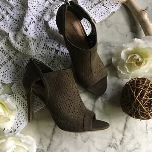 Christian Siriano for Payless women’s peep toe pumps